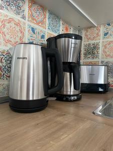 - deux cafetières assises au-dessus d'un comptoir de cuisine dans l'établissement Gemütliche Ferienwohnung Harz Braunlage Hohegeiß, à Braunlage