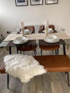 stół z krzesłami, białe talerze i świece w obiekcie Beach Haven w Bournemouth