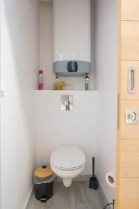 een badkamer met een wit toilet in een kamer bij L'ELEBASCH - Studio confort Netflix/Prime Vidéo in Riom