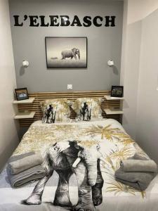 een slaapkamer met een bed met een olifant erop bij L'ELEBASCH - Studio confort Netflix/Prime Vidéo in Riom
