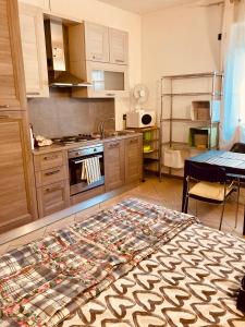 a kitchen with a table and a bed in a room at Aurelia in Varese