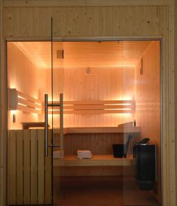 eine Glastür in einem Zimmer mit Regal in der Unterkunft Zee van Tijd Holwerd in Holwerd