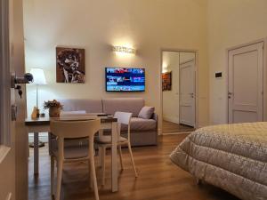 TV a/nebo společenská místnost v ubytování RF Duomo suites