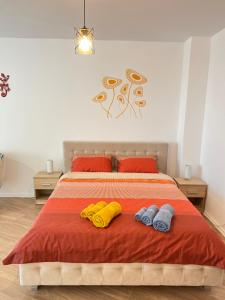una camera da letto con un letto e due asciugamani di Apartment Mara 1 a Timişoara