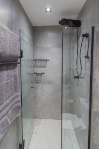 a bathroom with a shower with a glass door at Conforto e Aconchego na Zona Sul in São Paulo