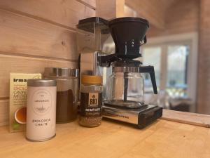 Kohvi ja tee valmistamise võimalus majutusasutuses Hyggeligt og lyst feriehus nær stranden i Klint