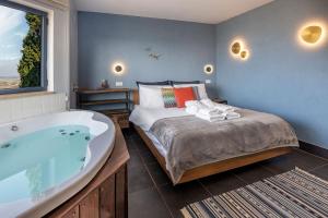 Rúm í herbergi á Yama Wine Spa and Suites