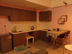 eine Küche mit einem Waschbecken und einem Tisch darin in der Unterkunft HB1506-Cyberjaya-Netflix-Wifi-Parking,3049, 3049 in Cyberjaya
