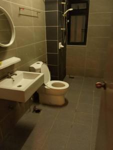 ein Bad mit einem WC und einem Waschbecken in der Unterkunft HB1506-Cyberjaya-Netflix-Wifi-Parking,3049, 3049 in Cyberjaya