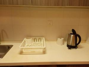 eine Küchentheke mit einem Geschirrständer und einem Wasserkocher in der Unterkunft HB1506-Cyberjaya-Netflix-Wifi-Parking,3049, 3049 in Cyberjaya