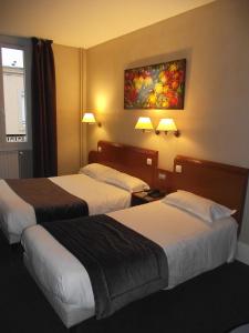 Postel nebo postele na pokoji v ubytování Logis Hotel des Bourbons