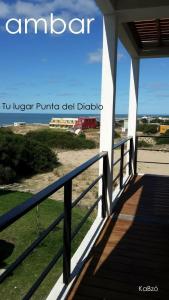 un porche de una casa con vistas al océano en Casa Ambar, vista al mar, Punta del Diablo,Uruguay, en Punta del Diablo