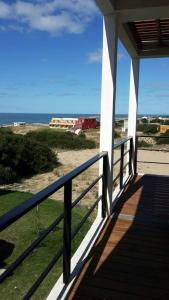 Casa Ambar, vista al mar, Punta del Diablo,Uruguay في بونتا ديل ديابلو: شرفة منزل مطلة على المحيط