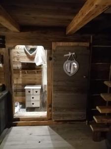 Zimmer mit Holztür und Kommode in der Unterkunft Amour & Chocolat in Sixt