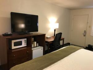 TV a/nebo společenská místnost v ubytování Dinosaur Inn & Suites