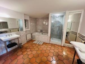 a bathroom with two sinks and a tub and a shower at Penthouse Studio Privée Couple ou Famille- La Maison Searle à Tourtour in Tourtour