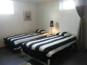 Postel nebo postele na pokoji v ubytování Lägenhet Lillisgården