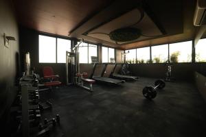 Un gimnasio con un montón de equipos en una habitación. en Noah luxury loft in Downtown, en Tulum