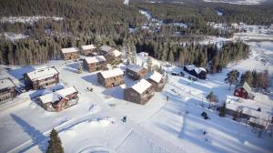 an aerial view of a resort in the snow at Parkstigens Fjällby - Kåvan in Funäsdalen
