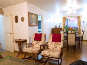 uma sala de estar com duas cadeiras e uma mesa em Ruka Rayen em Temuco