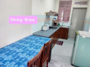 een keuken met een eethoek en een blauwe tafel bij Studio Beach View Teluk Kemang in Port Dickson