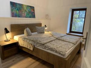 1 dormitorio con cama y ventana en Pirk Vendégház Vászoly en Vászoly