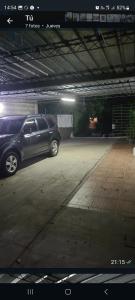 un garaje con un coche aparcado en él en Apartamento a dos cuadras de Plaza de Toros y Rambla, en Colonia del Sacramento