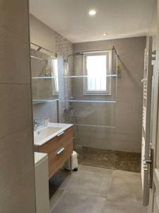 La salle de bains est pourvue d'une douche et d'un lavabo. dans l'établissement Chez Jo’, à Vézénobres