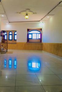 ein leeres Zimmer mit blauen Lichtern auf dem Boden in der Unterkunft Vamoose Thakurji Palace in Jaisalmer