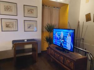 a flat screen tv sitting on top of a wooden table at Appartamenti Gardenia in Rome