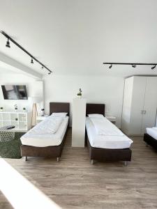 Ένα ή περισσότερα κρεβάτια σε δωμάτιο στο Gästehaus Hirsch 93