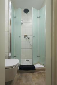 Franconia City Hotel في نورنبرغ: حمام مع دش مع مرحاض ومغسلة