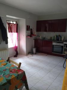 kuchnia ze stołem i kuchnia z oknem w obiekcie Repos au vert en Ariège w mieście Le Peyrat