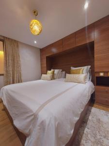 Tempat tidur dalam kamar di شارع محمد السادس ب مراكش