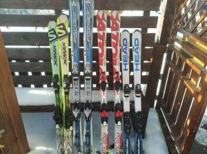 a bunch of skis are lined up on a rack at Domek Na Skarpie in Zubrzyca Dolna