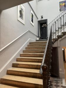 - un escalier dans une maison avec un escalier dans l'établissement AppartsHotels'De Ville, à Bourg-lès-Valence