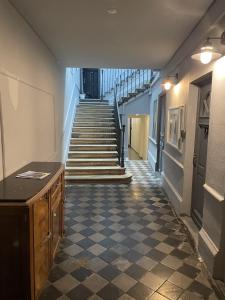un couloir vide avec des escaliers dans un bâtiment dans l'établissement AppartsHotels'De Ville, à Bourg-lès-Valence
