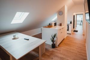 cocina y comedor con mesa y ventana en Working Apartment - 8 single beds - 5 Schlafzimmer, en Mönchengladbach