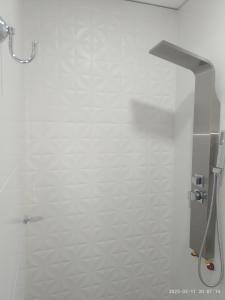 サン・ラファエルにあるLa Cabaña de Eco Verdeの白い壁のバスルーム(シャワー付)
