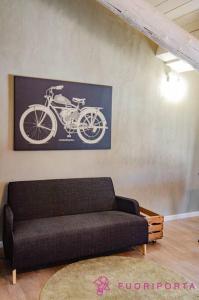 A seating area at Corte 4 con parcheggio gratuito