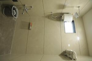 um chuveiro com uma porta de vidro na casa de banho em Hotel Panch em Kalol