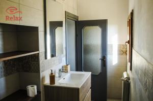 ein Bad mit einem Waschbecken und einem Spiegel in der Unterkunft MiraCivita in Lubriano