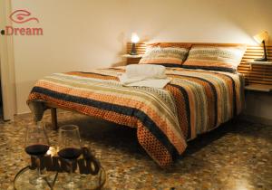 ein Hotelzimmer mit einem Bett mit zwei Gläsern darauf in der Unterkunft MiraCivita in Lubriano