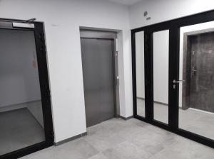 two glass doors in a room with a doorframe at Apartament Obłędny z tarasem i widokiem na góry in Kudowa-Zdrój