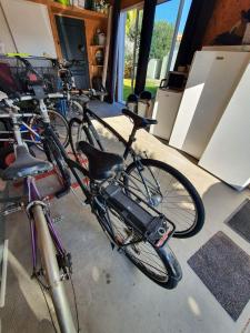 un gruppo di biciclette parcheggiate in un garage di Chambre et salle d'eau dans dépendance 20 m2, vélos a Les Sables-dʼOlonne