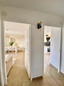 una puerta abierta a una cocina y una sala de estar en Port Marianne City Cosy Apparemment en Montpellier