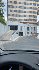 a building in front of a building with a parking lot at Apartamento amoblado con excelente ubicación en Pasto in Pasto