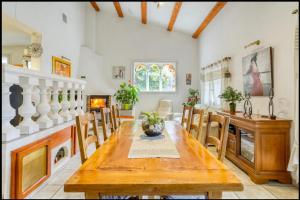 comedor con mesa de madera y sillas en Villa Regain Chambres et table d'hôtes, en Gréolières