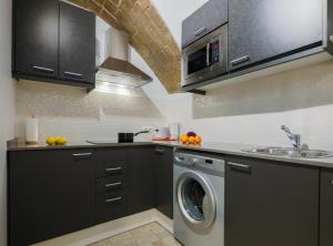 Kuchyňa alebo kuchynka v ubytovaní New Listing DUPLEX NEAR THE BEACH Barceloneta