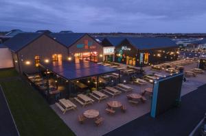 uma vista aérea de um resort com mesas e cadeiras em VaLa VistA - Holiday Home On The Beach em Jaywick Sands